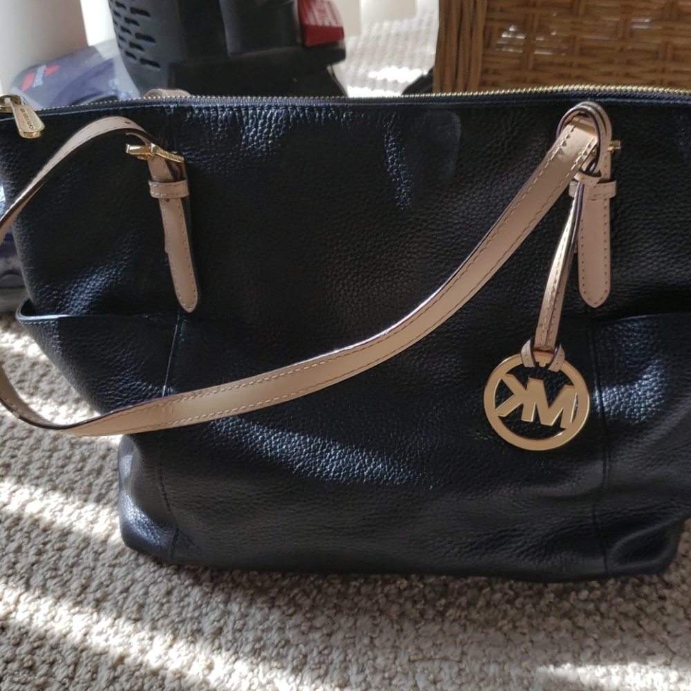 Micheal kors purse black